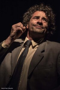 un señor alto rubio de bigotes teatro el crisol