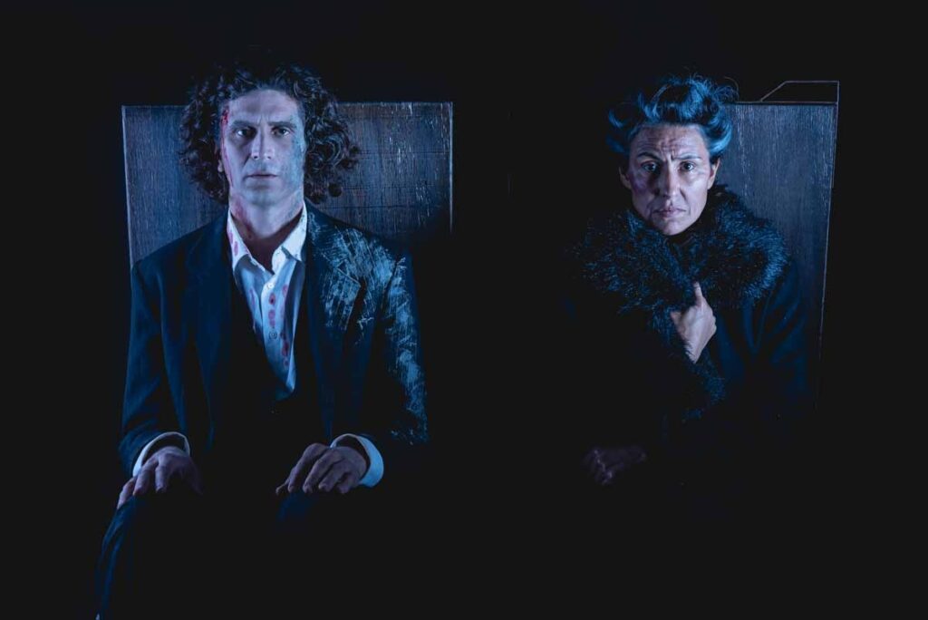 arkádina en los bordes de un acantilado de madera el crisol teatro