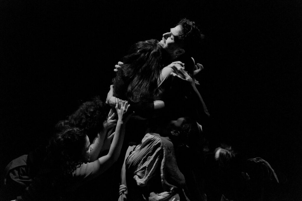 a través de los hierros teatro el crisol